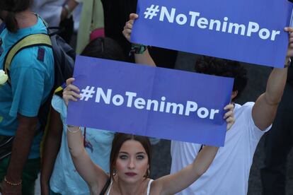 Manifestación en Barcelona. Una joven con el cartel "#NoTenimPor" (No tenemos miedo) en la manifestación contra los atentados yihadistas en Cataluña en las calles de Barcelona.