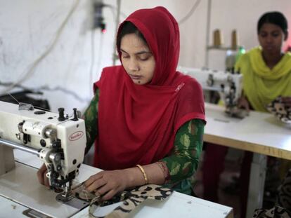 Exoperarios de los talleres textiles del Rana Plaza de Bangladesh trabajan en otro taller. 