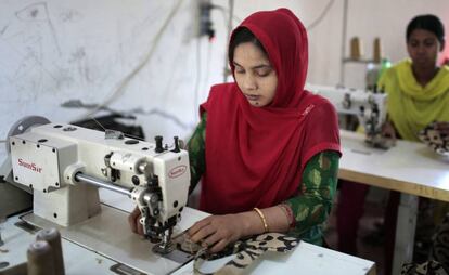Exoperarios de los talleres textiles del Rana Plaza de Bangladesh trabajan en otro taller.