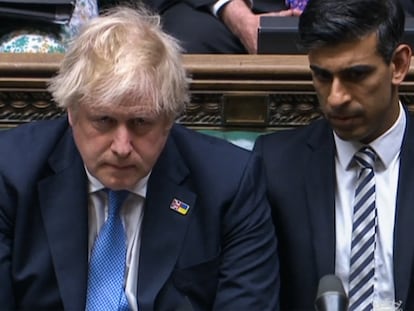 Boris Johnson escucha este martes las críticas de la oposición laborista en la Cámara de los Comunes.