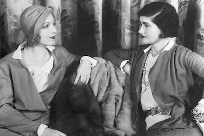 La diseñadora Gabrielle Chanel (dcha.), que fue una de las impulsoras del uso de las rebecas de punto como la que luce en la imagen, junto a la actriz Ina Claire en 1931.