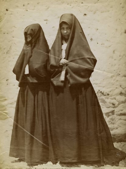 Las conocidas como cobijadas, mujeres vestidas de negro típicas de Vejer de la Frontera (Cádiz).
