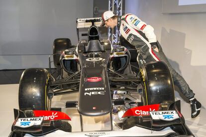 El alemn Nico Huelkenberg inspecciona el coche.