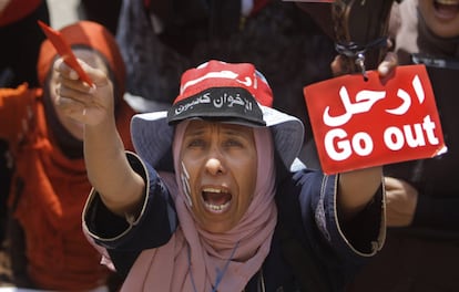 Una manifestante egipcia grita consignas durante la protesta contra el presidente Morsi en la plaza Tahrir en El Cairo, 1 de julio de 2013. Las Fuerzas Armadas de Egipto dieron hoy un ultimátum de 48 horas a las fuerzas políticas para que asuman su responsabilidad y cumplan las demandas del pueblo, tras las masivas protestas que piden la renuncia del presidente, Mohamed Mursi.