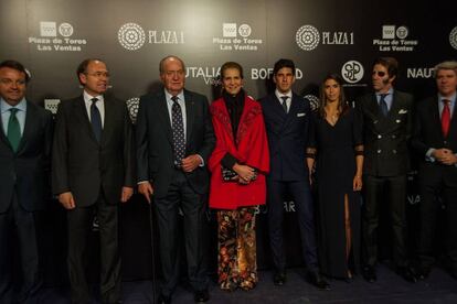 El Rey Don Juan Carlos y la Infanta Elena, acompañados por el presidente del Senado (segundo por la izquierda) y representantes del mundo taurino.