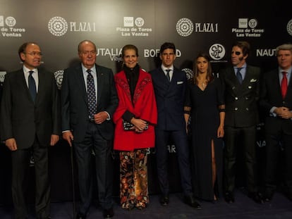 El Rey Don Juan Carlos y la Infanta Elena, acompañados por el presidente del Senado (segundo por la izquierda) y representantes del mundo taurino.