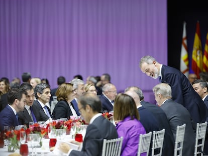 Felipe VI, Pedro Sánchez y Pere Aragonès en la cena previa al inicio del Mobile World Congress en Barcelona.