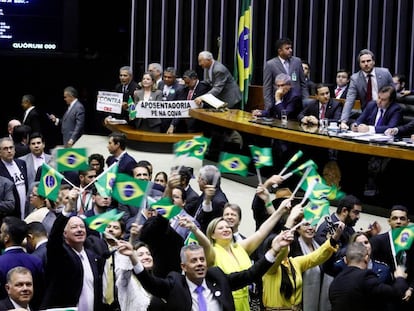  Deputados comemoram aprovação da reforma da Previdência. 