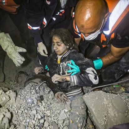 7 de noviembre de 2023. Khan Yunis, Franja de Gaza.
"Esta pequeña niña fue sacada de debajo de los escombros, su madre enferma de cáncer a su lado. Ambas resultaron gravemente heridas debido a las fracturas, contusiones y heridas en sus cuerpos, heridas por los escombros de su propio hogar. Ambas fueron rescatadas con vida, pero no puedo decirte si alguna sigue viva hoy."
"Esta guerra ha traído sentimientos de desesperación sin precedentes, mientras presenciamos el asesinato sin sentido de niños, mujeres y la destrucción generalizada de nuestra ciudad. El pensamiento de que nuestras propias familias podrían ser blanco pesa mucho en nuestras mentes. Recuerdo la angustia de rescatar a mis propios hijos de los escombros de una casa demolida, tratando de equilibrar el papel de fotógrafo con el de un padre aterrorizado. Es un trauma que persiste, pero estoy agradecido de que sobrevivieran con lesiones leves.
Compartimos estas imágenes con el mundo exterior, con la esperanza de transmitir la realidad de nuestras experiencias. Sin embargo, entendemos que aquellos que ven nuestro trabajo nunca comprenderán completamente la profundidad de nuestro dolor, la constante amenaza para nuestra seguridad y el costo psicológico de vivir en medio del conflicto y la incertidumbre.
Nuestras fotografías representan la dolorosa verdad de la vida aquí y arrojan luz sobre la hipocresía mundial hacia Gaza."