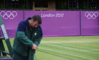 Un trabajador, en una red de una pista donde se disputar&aacute;n los Juegos de Londres.