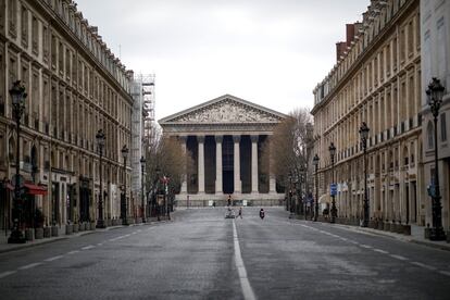 La iglesia de la Madeleine ,situada en la plaza de la Madeleine en el distrito VIII de París (Francia), el 22 de marzo.