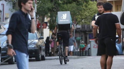 Un repartidor de Deliveroo en el centro de Madrid. 