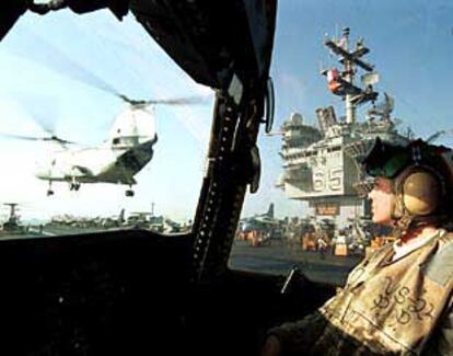 Una especialista de la Marina estadounidense observa el despegue de un helicóptero en el <i>Enterprise</i>.
