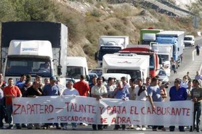 Pescadores de Adra, durante la protesta de ayer.