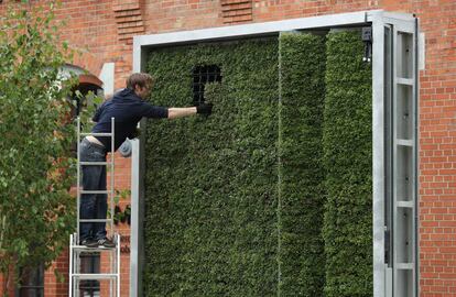 Un empleado de la start-up alemana Green City Solutions pone los últimos retoques al CityTree de Berlin.