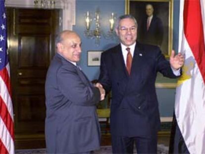 El secretario de Estado, Colin Powel, con elministro de Asuntos Exteriores egipcio, Ahmed Maher Al-Sayed