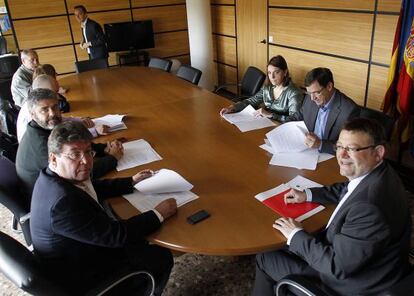 Ximo Puig, con representantes sindicales de los empleados públicos, en la sede del PSPV en Valencia.