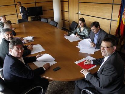 Ximo Puig, con representantes sindicales de los empleados públicos, en la sede del PSPV en Valencia.