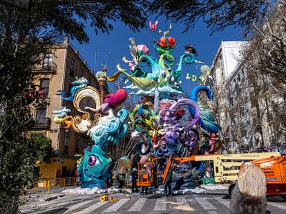 La falla Micer Mascó-Exposición, una de las casi 400 grandes falleras que arderán en la noche de este martes en Valencia.