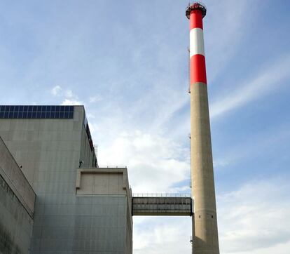 Los más de cien metros de torre de ventilación dan la bienvenida a los visitantes en la central nuclear de Zwentendorf, ubicada a unos 50 kilómetros de Viena. El recorrido comienza en las oficinas adyacentes, donde se conoce la peculiar historia de esta planta de producción electronuclear que hoy admite turistas: nunca llegó a entrar en funcionamiento desde su construcción a mediadios de los 70.