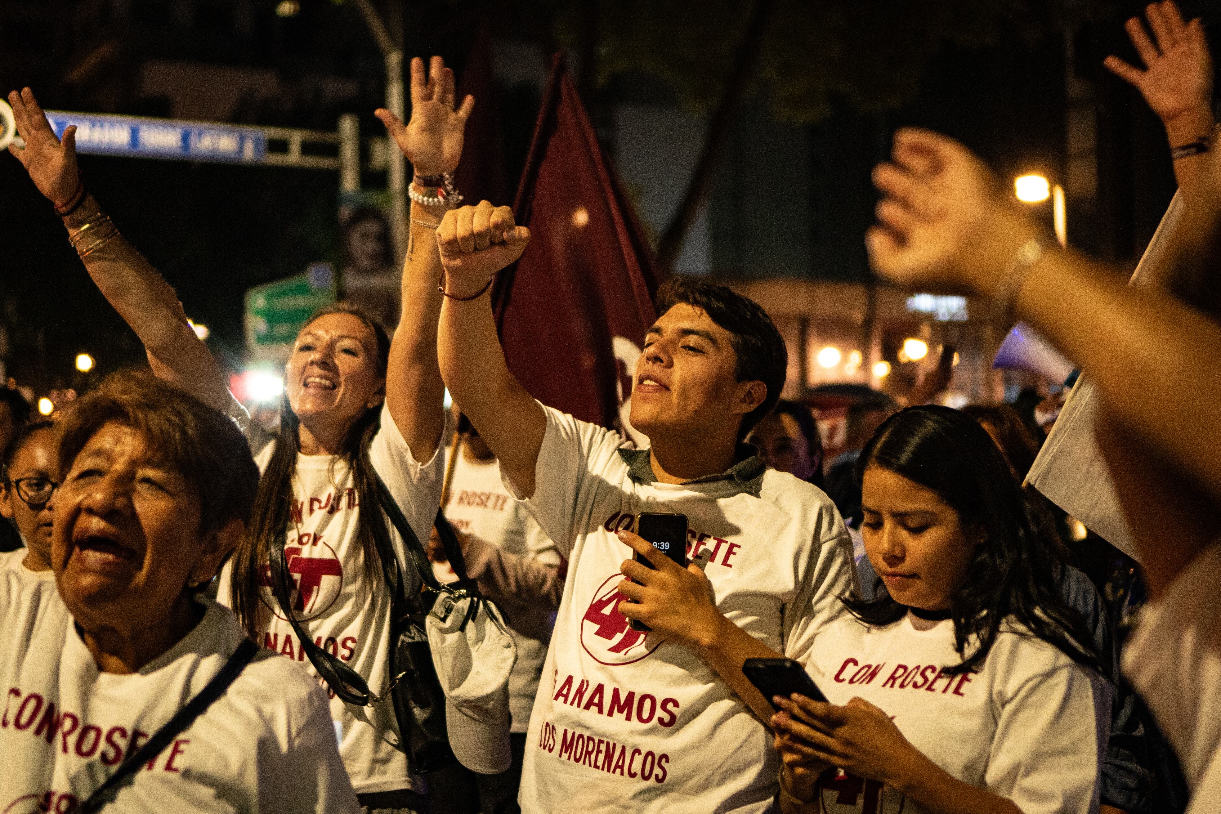 Seguidores de Claudia Sheinbaum festejan en Av. Juárez, en Ciudad de México.