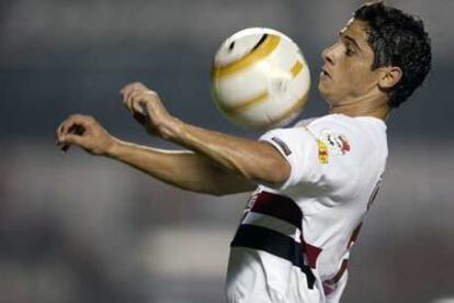 Cicinho, en un partido con el São Paulo.