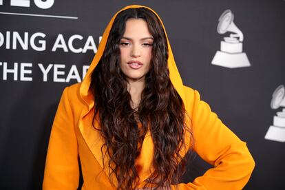 Rosalía, en la alfombra roja de los Grammy latinos que premiaban a Juanes como artista del año.