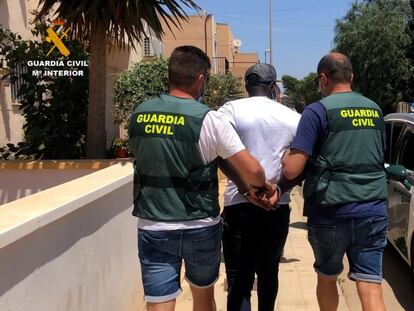 Agentes de la Guardia Civil llevan detenido al presunto autor del asesinato machista de una mujer de 43 años.