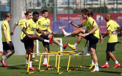 Semedo, junto a sus compañeros, Rakitic, Lenglet, Griezmann y De Jong, en un entrenamiento del Barcelona.