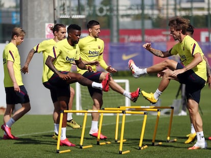 Los jugadores del Barcelona, durante el primer entrenamiento con grupos de 14 jugadores celebrado este lunes. EFE/ FC Barcelona / Miguel Ruiz