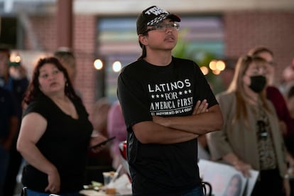 Un hombre en un mitin de las republicanas Monica de la Cruz y Mayra Flores, en McAllen, Texas, el pasado 10 de octubre.