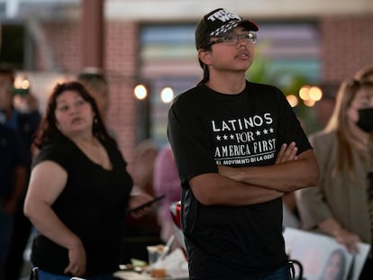 Un hombre en un mitin de las republicanas Monica de la Cruz y Mayra Flores, en McAllen, Texas, el pasado 10 de octubre.