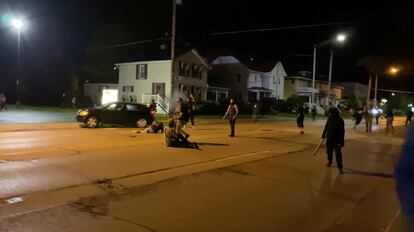 Un hombre recibe un disparo en el brazo durante una protesta antirracistas, en Kenosha (Estados Unidos).