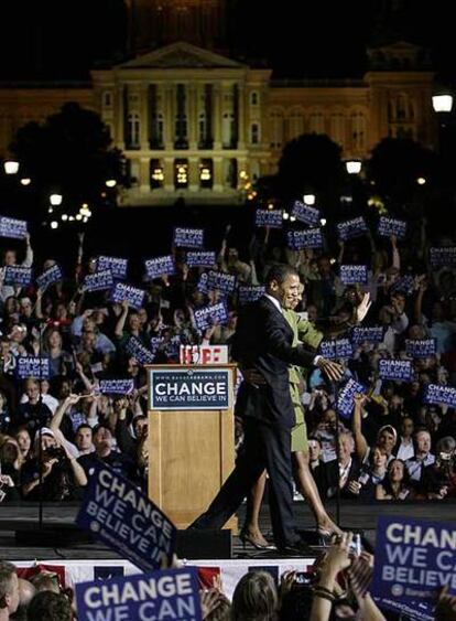 Obama, con su esposa, durante un mitin en Iowa el martes pasado.