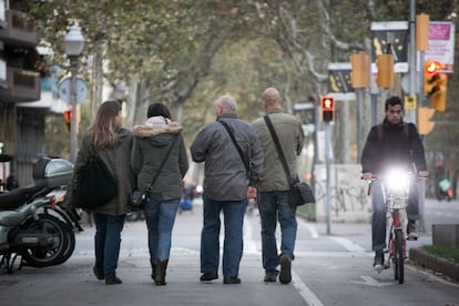 L'exviolador passeja per la Diagonal amb els tres voluntaris.