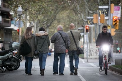 L&#039;exviolador passeja per la Diagonal amb els tres voluntaris.