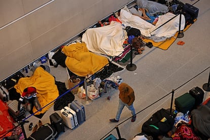 Migrantes sin techo acampan en el aeropuerto internacional de Boston, el pasado 22 de mayo.