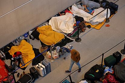 Migrantes sin techo acampan en el aeropuerto internacional de Boston, el pasado 22 de mayo.