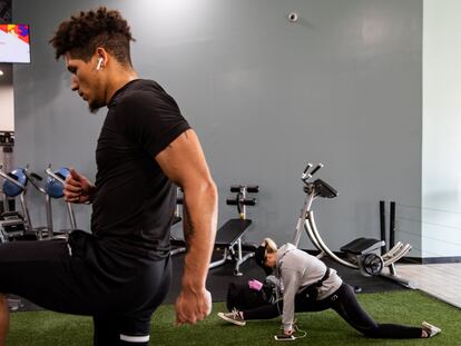 Unos usuarios se ejercitan en un gimnasio de EE UU, en 2020.