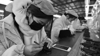 Una trabajadora de la fábrica Luyang Electronics Co manipula un altavoz en enero de 2023 en Fuyang (China).