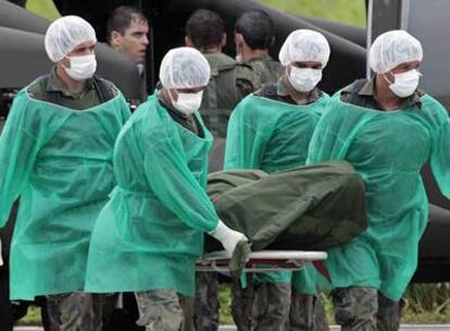 Miembros de la Fuerza Aérea de Brasil transportan a uno de los cadáveres recuperados del vuelo de Air France siniestrado la semana pasada a su llegada al archipiélago Fernando de Noronha