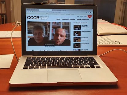 Alessandro Baricco (esquerra) i Jorge Carrión, en un moment de la xerrada en un ordinador d'un despatx del CCCB.