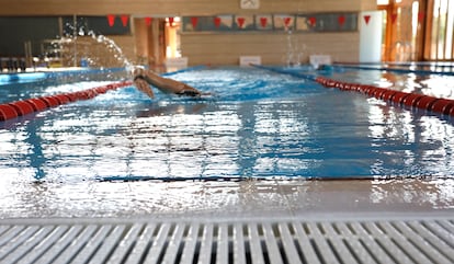 Un usuario nada en una piscina de un centro deportivo, uno de los lugares donde se aplica esta tecnología