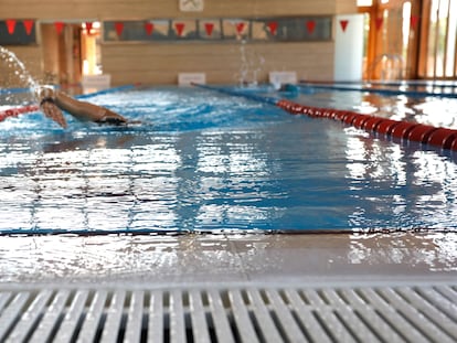 Un usuario nada en una piscina de un centro deportivo, uno de los lugares donde se aplica esta tecnología