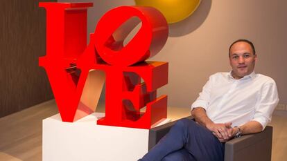 Ronald Harrar, en su piso de Nueva York, con la obra 'Love, de Robert Indiana.