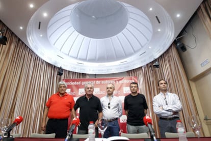 Caco Senante, Víctor Manuel, Sabino Méndez, Juan Ignacio Alonso y Ernesto Caballero, en la SGAE.