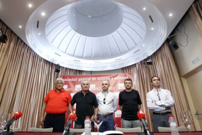 Caco Senante, Víctor Manuel, Sabino Méndez, Juan Ignacio Alonso y Ernesto Caballero, en la SGAE.