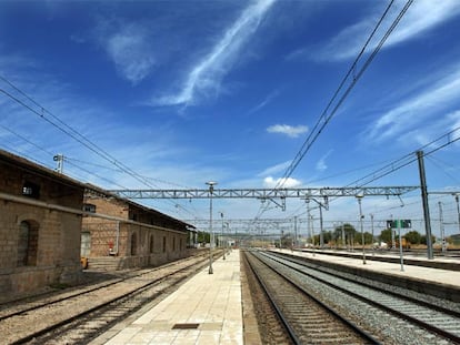 Estación de Linares-Baeza, con varias naves clausuradas junto a los andenes vacíos.