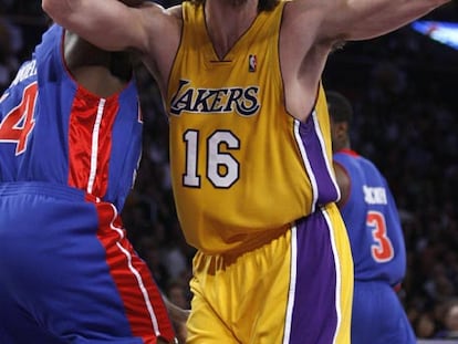 Pau Gasol trata de superar a Maxiell en el partido contra Detroit.
