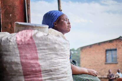 Margaret Banda es vendedora de malambe (fruto del baobab) en el mercado de Limbe desde 2010. También agricultora, pero este año no ha podido comprar fertilizante, que ha subido un 25%. Ahora tarda mucho más en vender una bolsa de 90 kilos y no ha tenido más remedio que subir los precios para hacer rentable su trabajo, lo que ha bajado aún más la demanda.